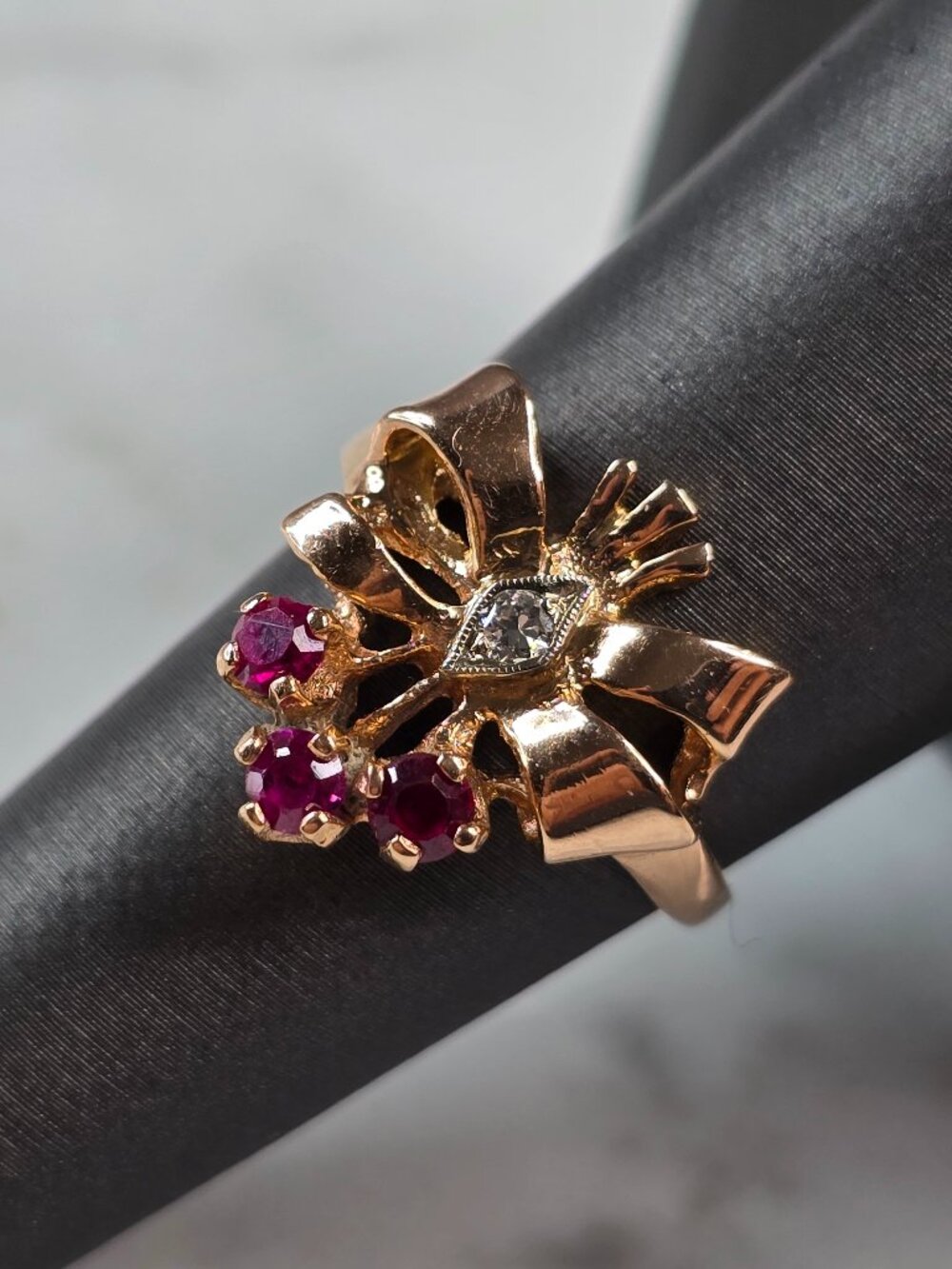 Womens Vintage Estate 18K Rose Gold Diamond Ruby Bow Ring, 3.7g E5510